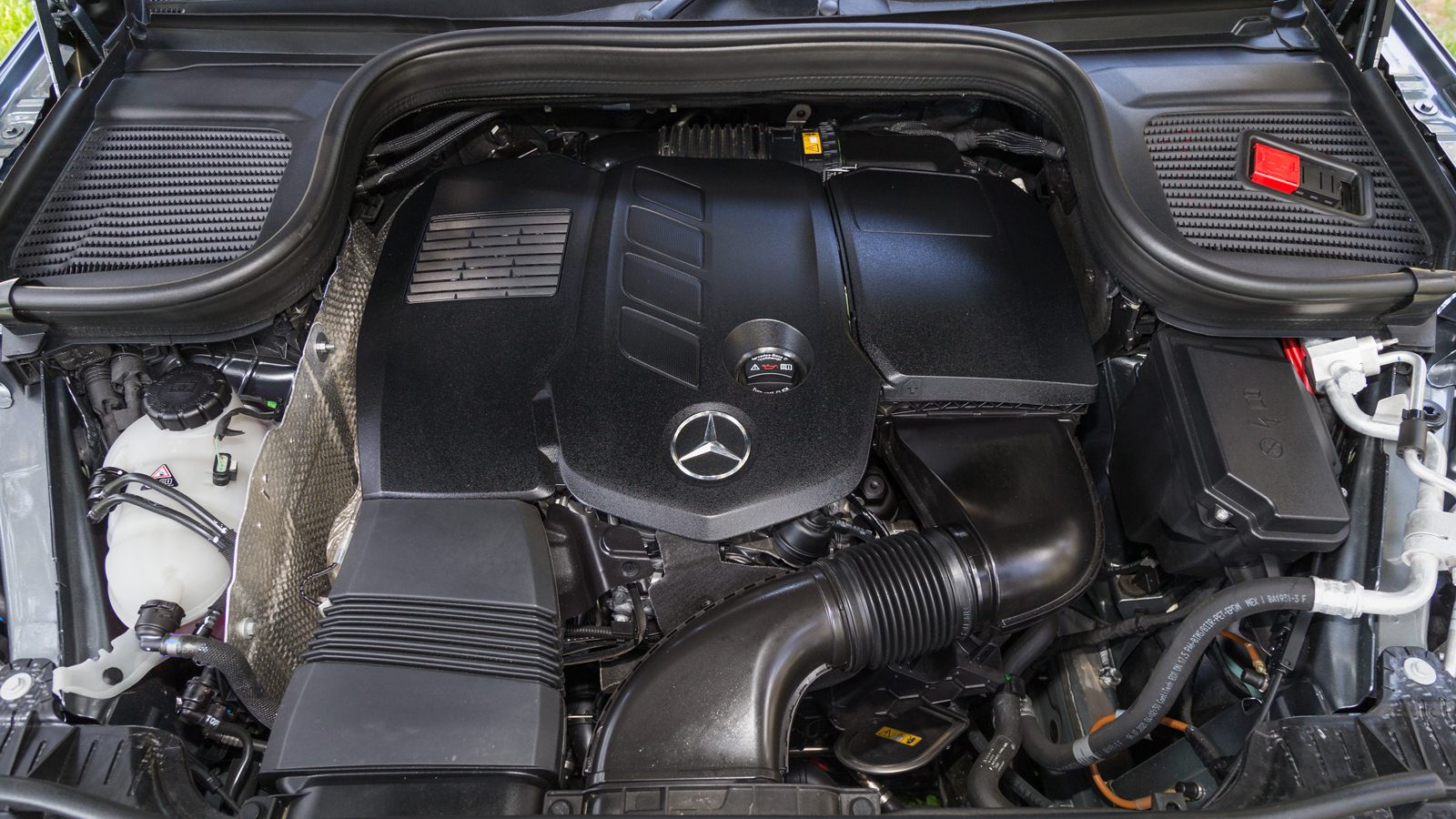 Ο 2λιτρος turbodiesel της Mercedes αποδίδει 272 ίππους και 550 Nm ροπής, ενώ συνεργάζεται με ένα ηλεκτρικό σύστημα 48V